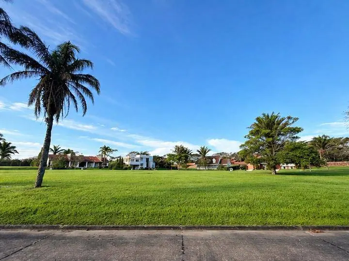 Terreno de 1.360 m² en venta en el condominio Polo Country, Warnes: foto 2 de 11