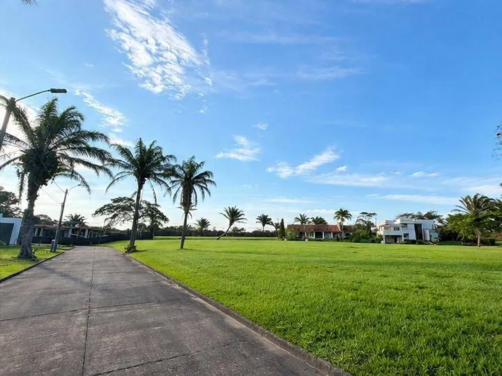 Terreno de 1.360 m² en venta en el condominio Polo Country, Warnes: foto 5 de 11