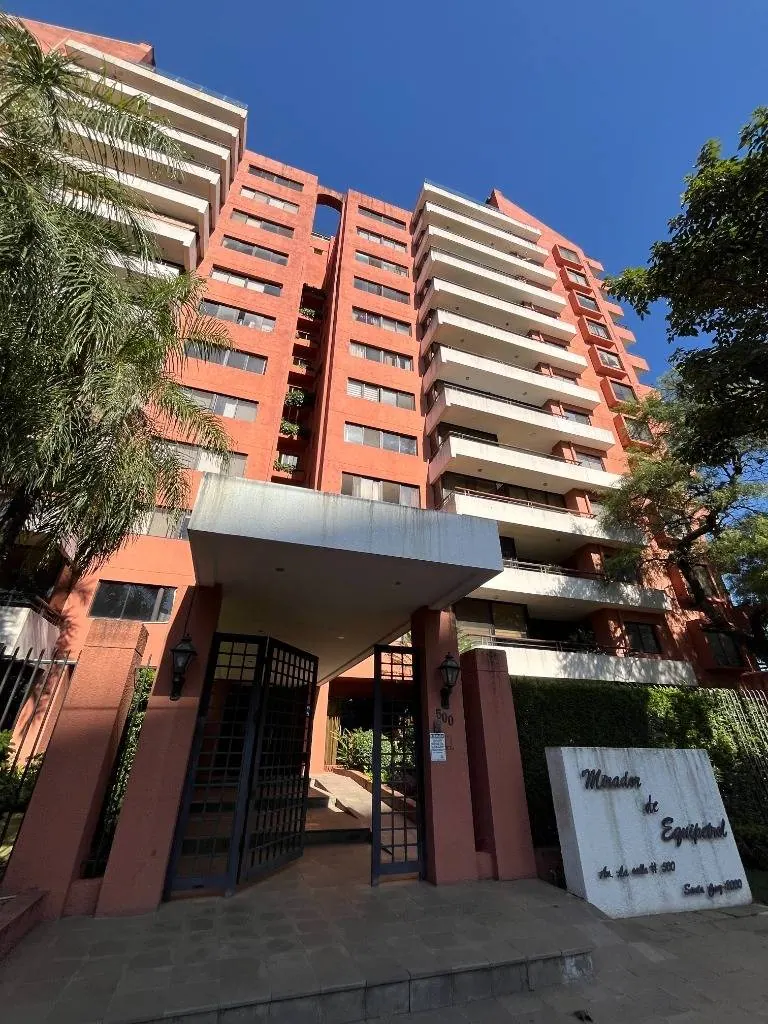 Parqueo techado en venta en el edificio El Mirador de Equipetrol: foto 1 de 3