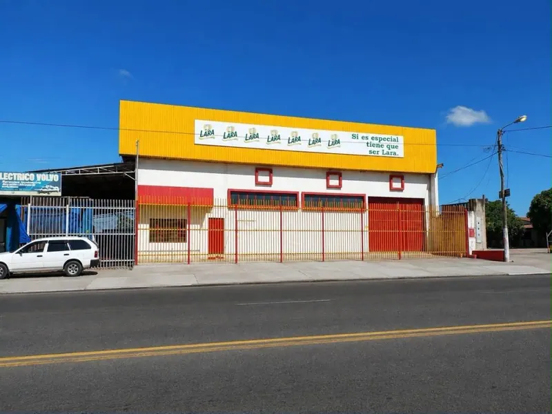 Galpón de 500 m² con oficinas en alquiler en el 8.º Anillo, Zona Sur: foto 2 de 5