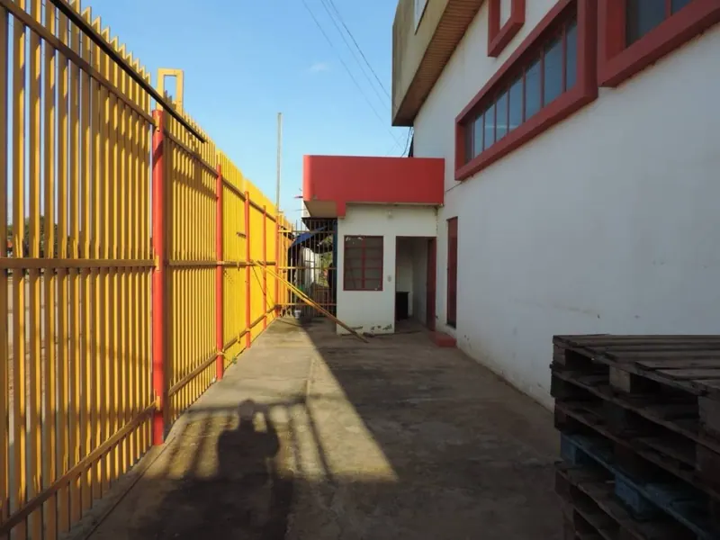 Galpón de 500 m² con oficinas en alquiler en el 8.º Anillo, Zona Sur