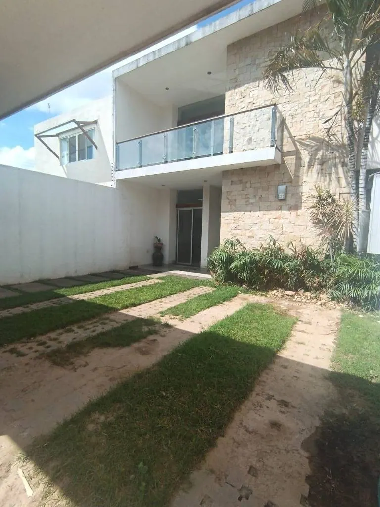 Casa de 4 dormitorios en venta en la Av. Alemana, Zona Norte: foto 2 de 9
