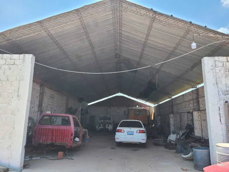 Galpón con vivienda y tienda en anticrético en la Zona Norte