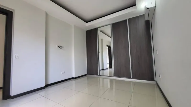 Departamento de 2 dormitorios en venta en Sky Collection, Equipetrol: foto 3 de 21