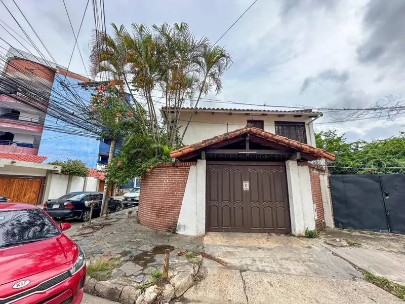 4-bedroom house for sale downtown with additional lot: foto 2 de 9