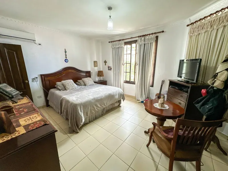 4-bedroom house for sale downtown with additional lot: foto 5 de 9