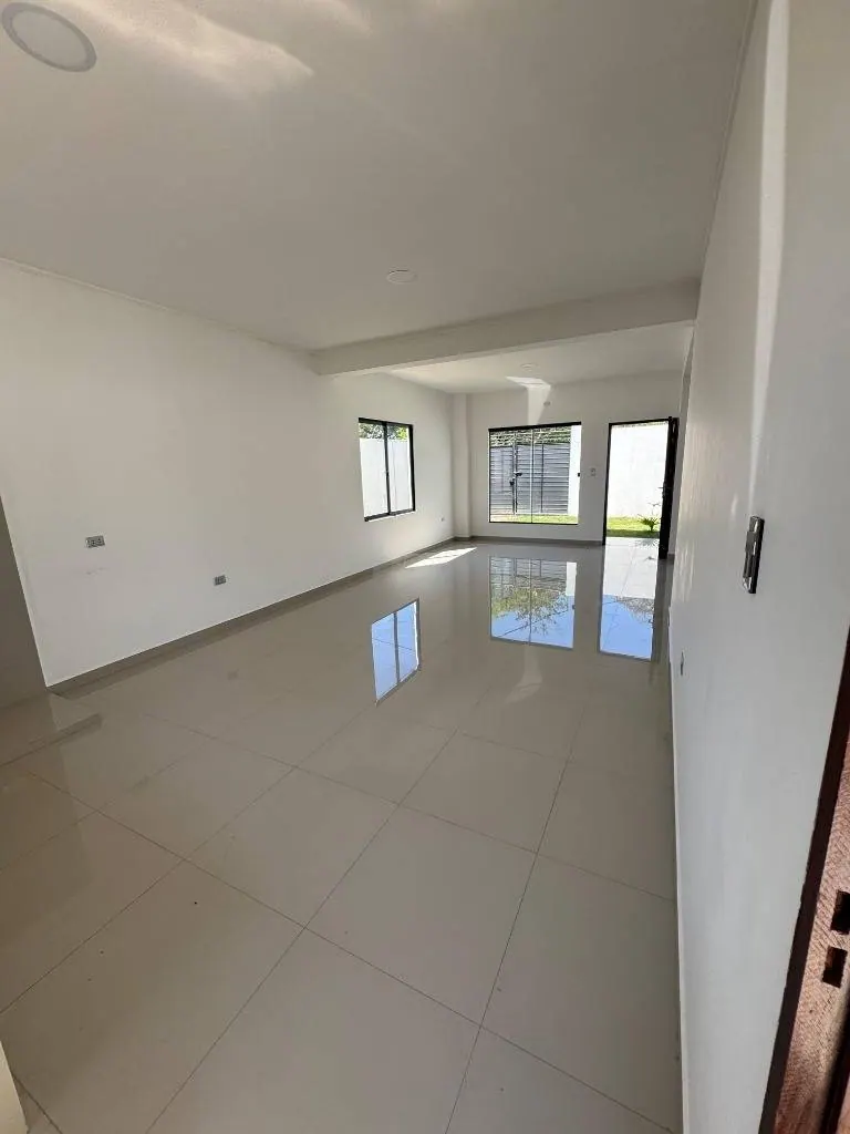 Casa de 2 dormitorios en venta en la Zona Norte, Av. G77: foto 3 de 8