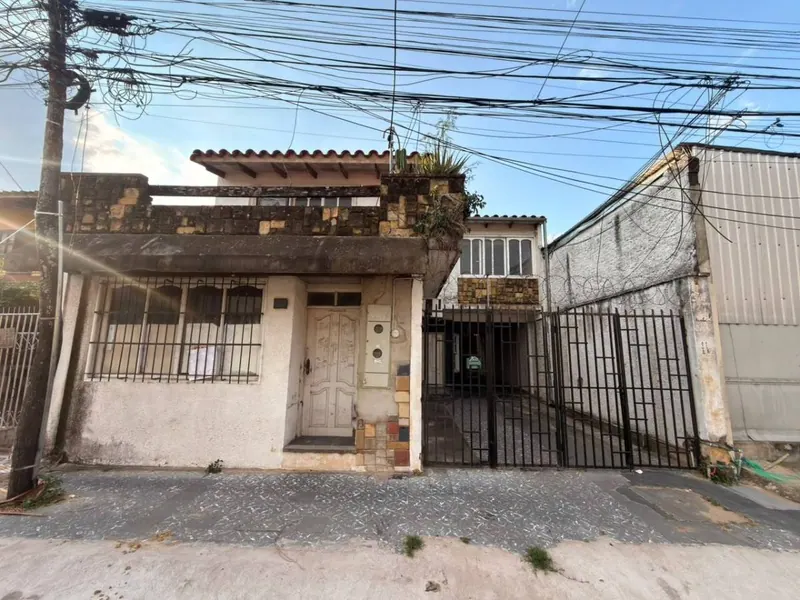 House with commercial space and two homes for sale in the South Zone