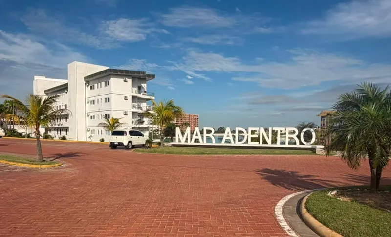 Terreno en esquina de 517,72 m² en venta en Mar Adentro, Urubó: foto 2 de 3
