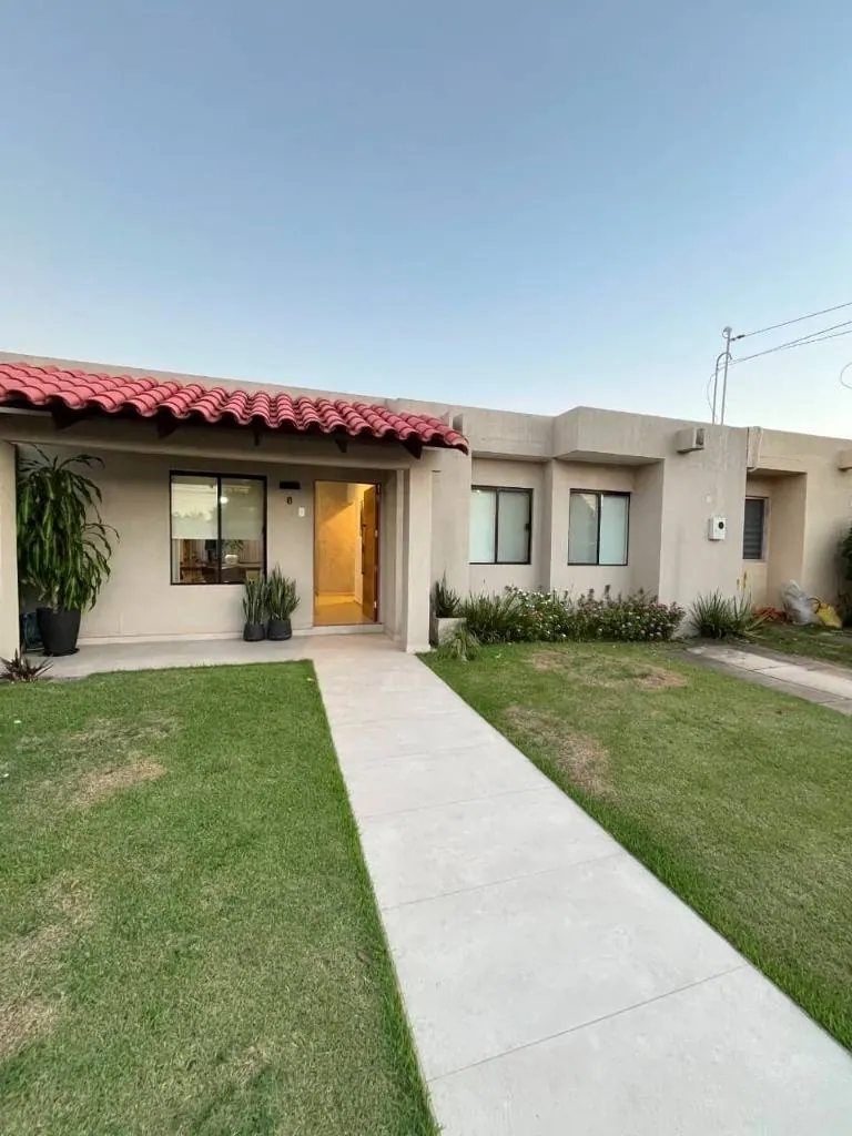 4-bedroom house for sale in the Sevilla Norte 2 gated community: foto 1 de 13