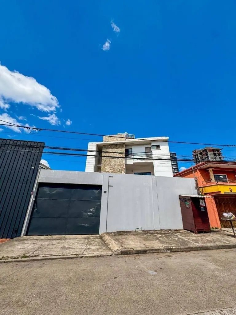 Casa de 3 dormitorios en suite en venta en el barrio Brígida