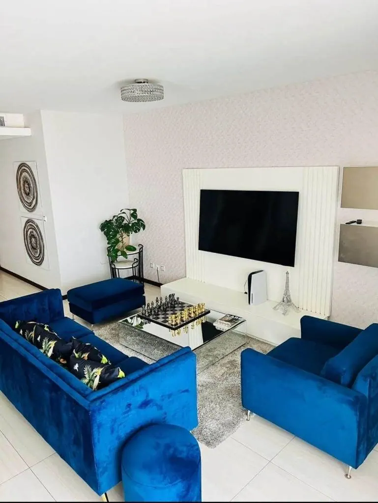 Departamento de 3 dormitorios en venta en La Riviera, Equipetrol