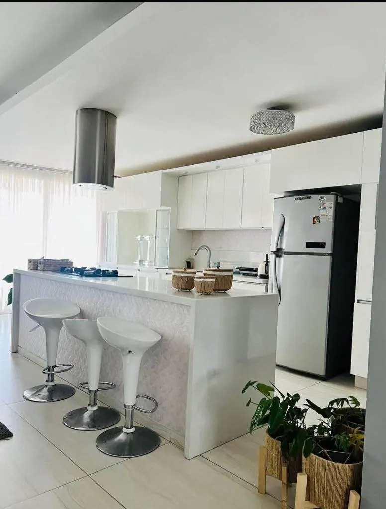 Departamento de 3 dormitorios en venta en La Riviera, Equipetrol: foto 3 de 5