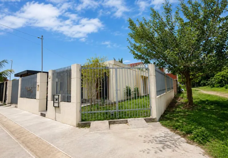 One-story corner house for sale in Valle Sánchez 2, Warnes: foto 2 de 7