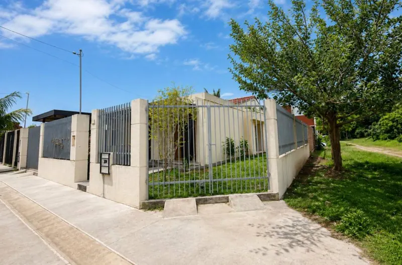 One-story corner house for sale in Valle Sánchez 2, Warnes: foto 3 de 7