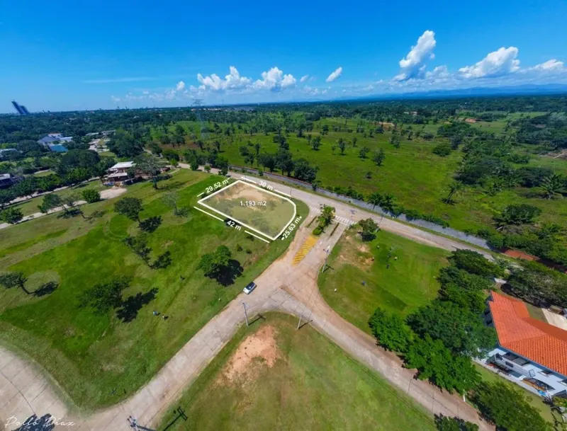 Terreno en esquina de 1.192,82 m² en venta en Urubó Golf: foto 1 de 4