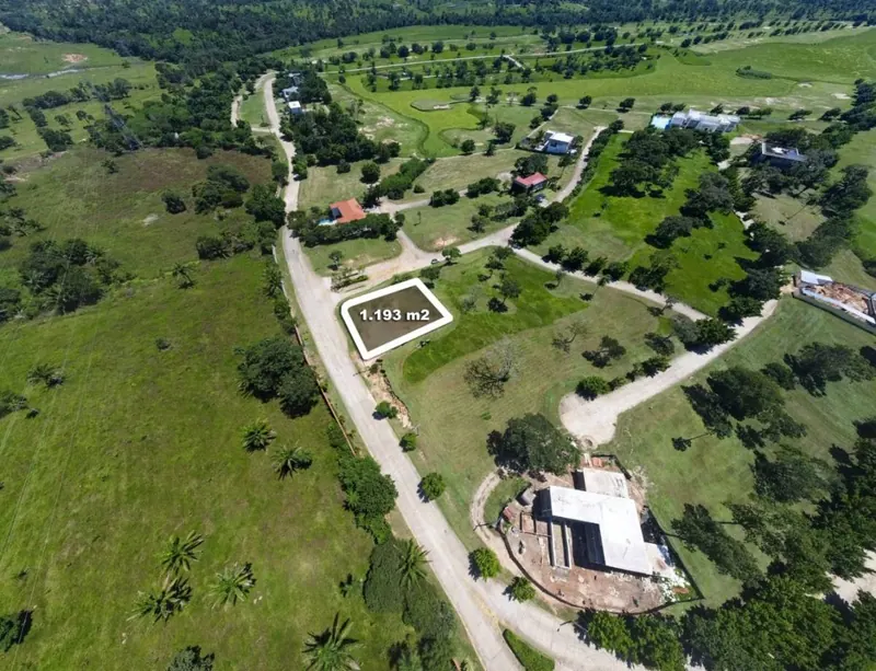 Terreno en esquina de 1.192,82 m² en venta en Urubó Golf: foto 3 de 4