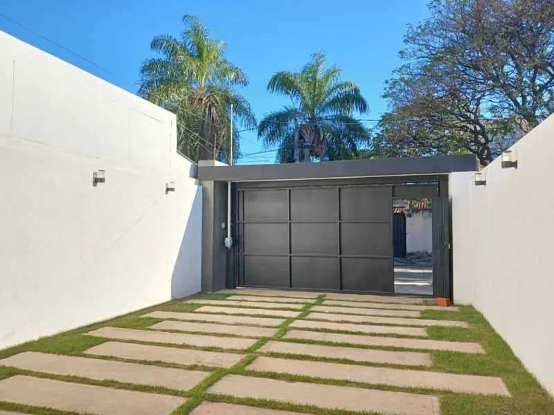 Casa de 3 dormitorios en venta en el 3.er Anillo, Zona Este: foto 3 de 23