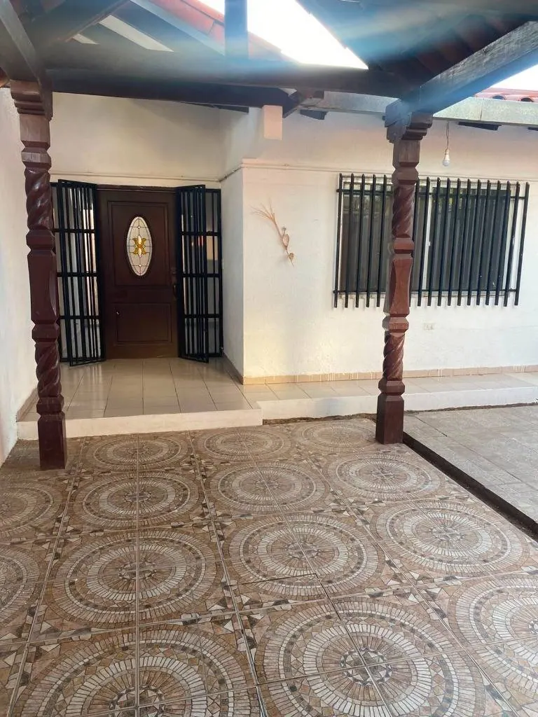 Casa de 3 dormitorios en venta en Villa 1ro de Mayo, Zona Este: foto 1 de 17