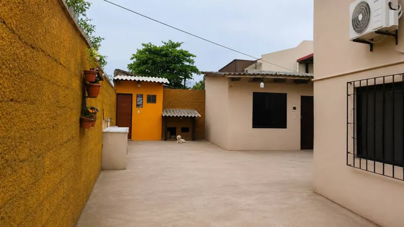 Casa con local comercial en venta en Villa 1° de Mayo, Zona Este