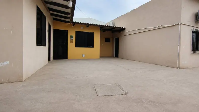 House with commercial space for sale in Villa 1° de Mayo, East Zone: foto 3 de 6