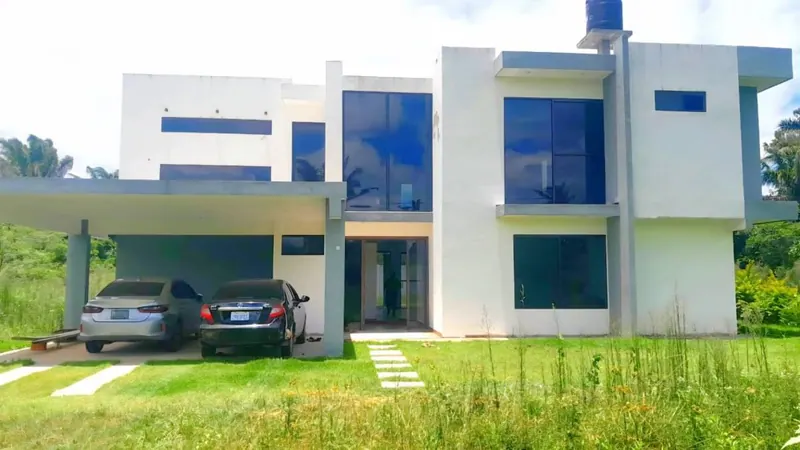 Casa de 3 dormitorios en venta en Olivos del Urubó, 665 m² de terreno: foto 1 de 27