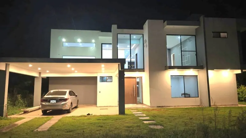 Casa de 3 dormitorios en venta en Olivos del Urubó, 665 m² de terreno: foto 2 de 27