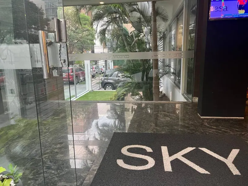 Departamento amoblado de 2 dormitorios en venta en el edificio Sky: foto 2 de 17
