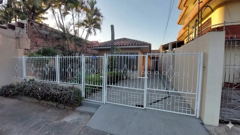 Casa de 265 m² en venta sobre la av. Charcas, uso comercial