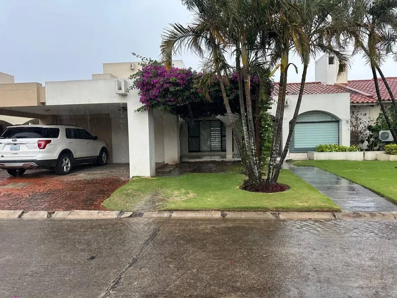 Casa de 3 dormitorios en venta en el condominio La Hacienda 1: foto 1 de 35
