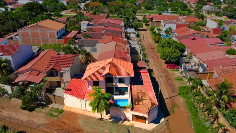 4-bedroom house with pool for sale on Av. Beni: foto 2 de 15