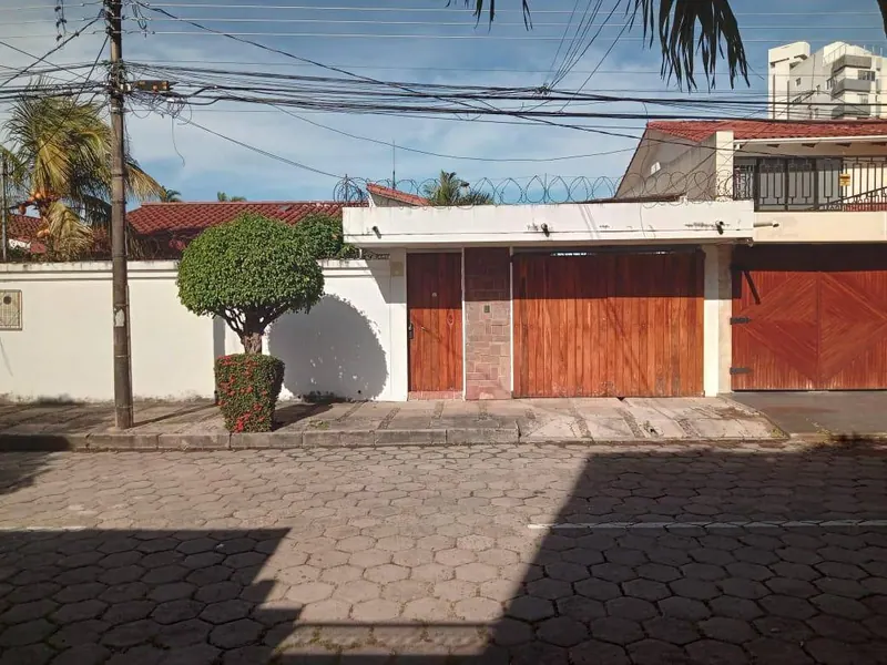 Casa de 3 dormitorios en venta en el barrio Urbari, 450 m²: foto 1 de 18