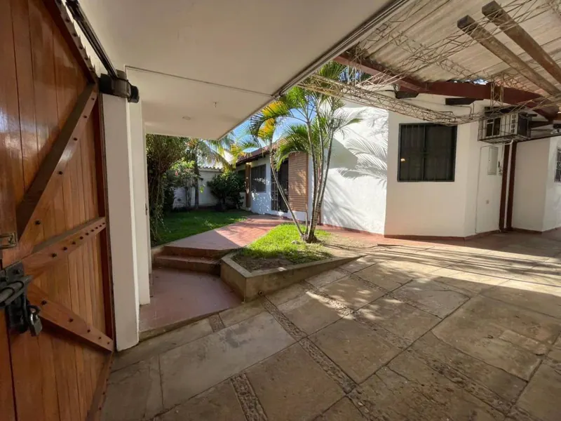 Casa de 3 dormitorios en venta en el barrio Urbari, 450 m²: foto 2 de 18