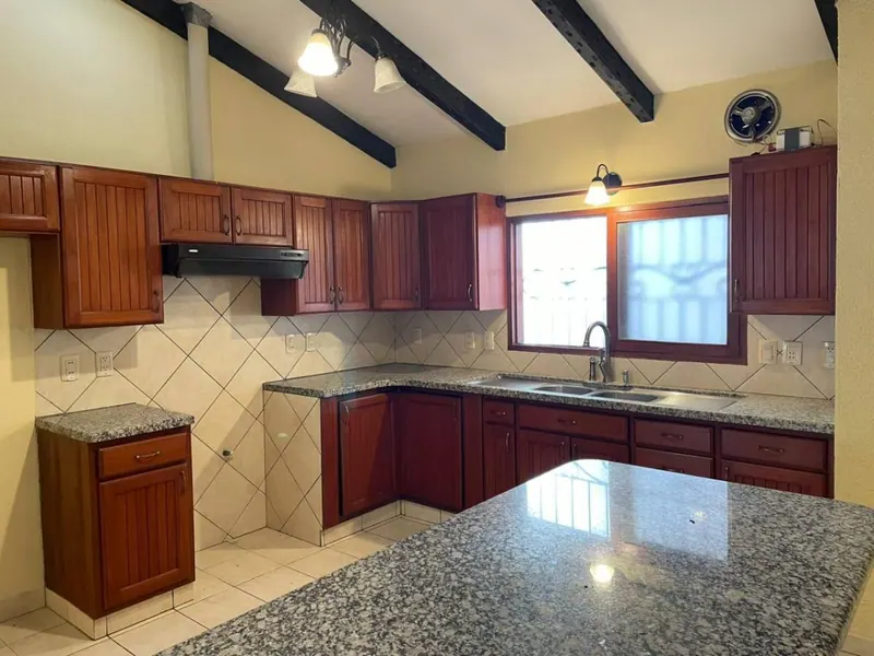 Casa de 3 dormitorios en venta en el barrio Urbari, 450 m²: foto 7 de 18