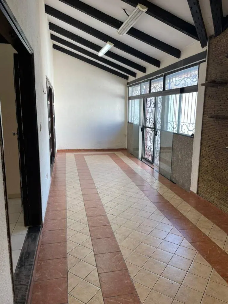 Casa de 3 dormitorios en venta en el barrio Urbari, 450 m²: foto 12 de 18