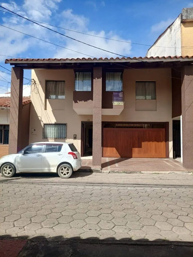 Casa con departamento independiente en venta en el Centro, 1er anillo