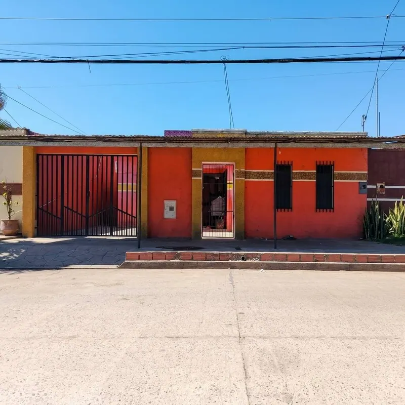 One-story house for sale in Los Sauces neighborhood, North Zone: foto 1 de 9