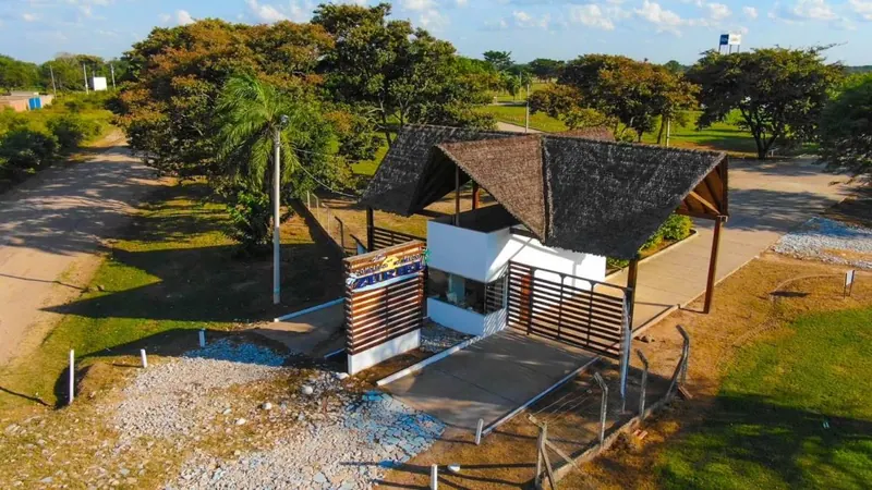 Terreno de 300 m² en venta en el Complejo Acuático Zuriel, Cotoca: foto 2 de 15