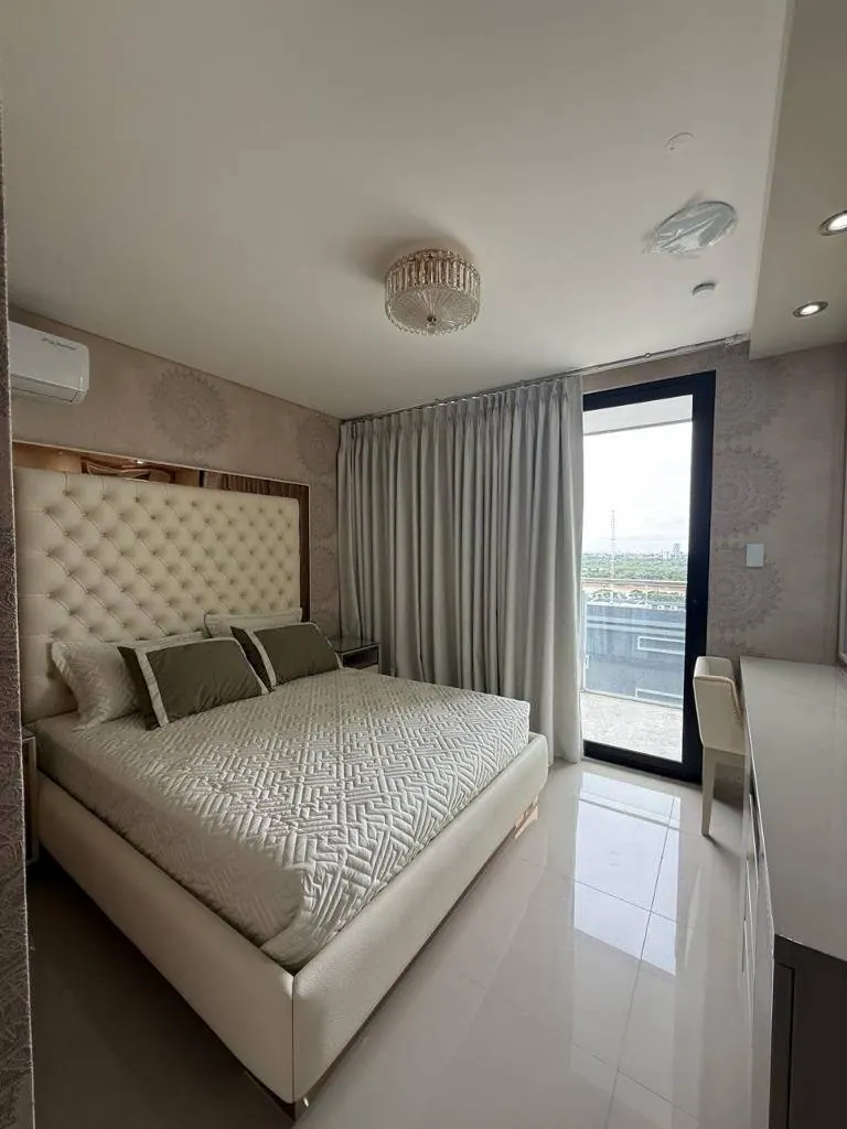 Departamento amoblado de 3 dormitorios en venta en In Towers, Urubó: foto 2 de 9