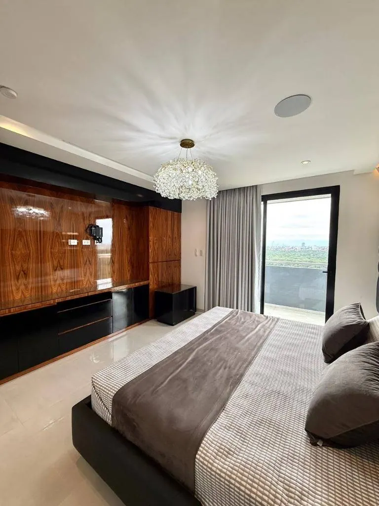 Penthouse amoblado de 3 dormitorios en venta en IN Towers, Urubó: foto 7 de 40