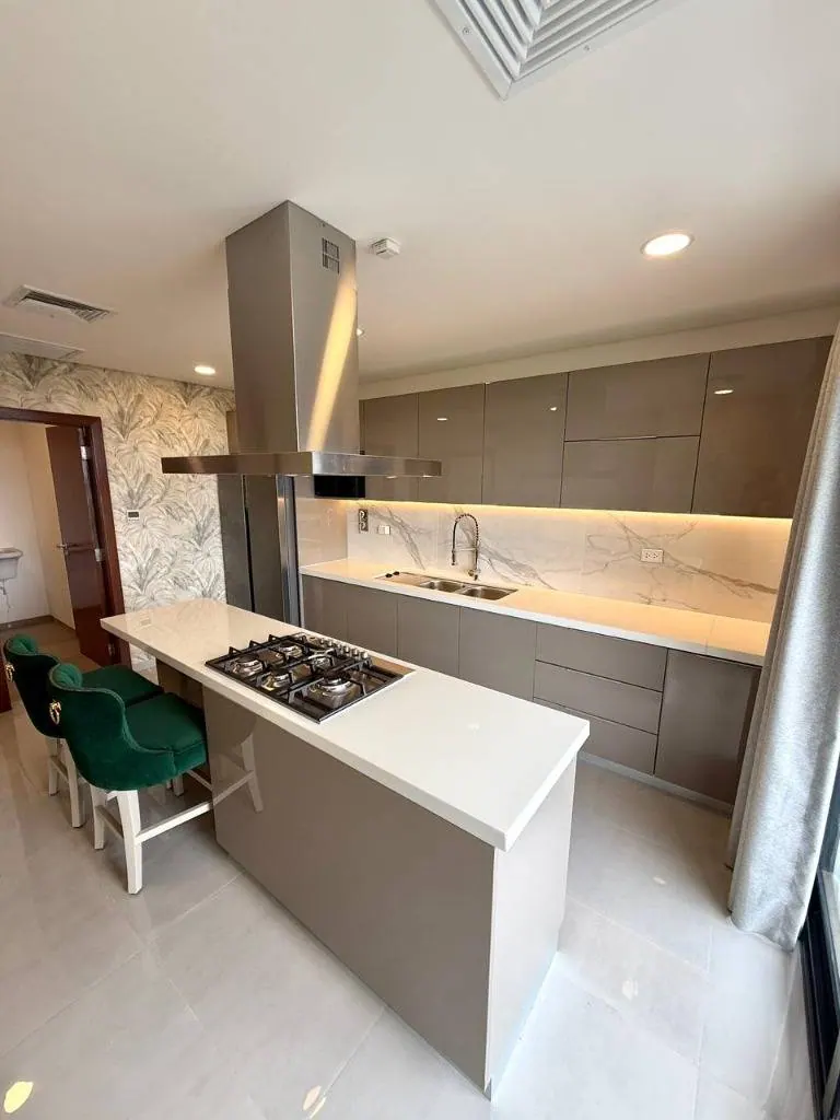 Penthouse amoblado de 3 dormitorios en venta en IN Towers, Urubó: foto 9 de 40