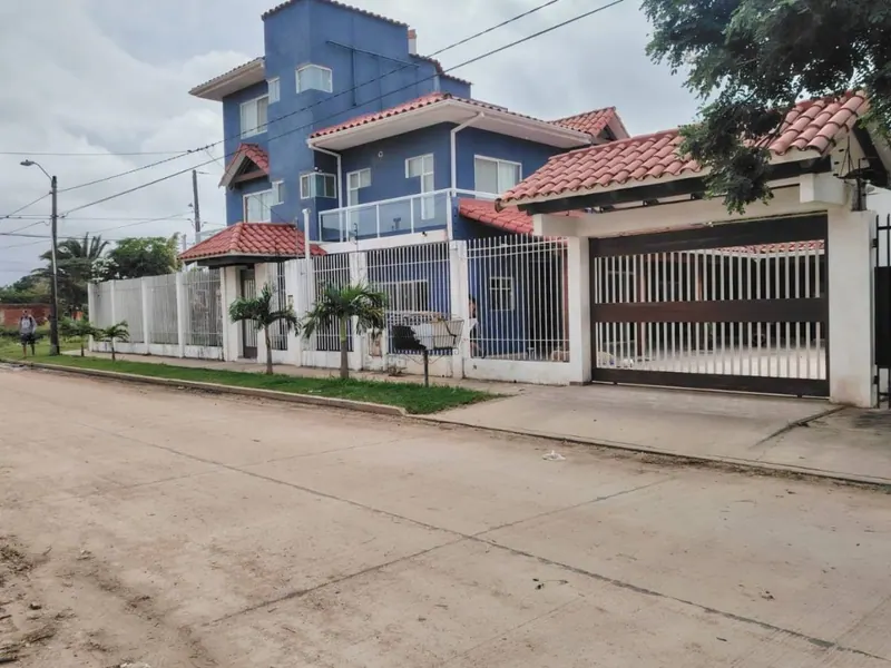 Casa en esquina en venta en la Zona Este con departamentos y galpón: foto 1 de 5