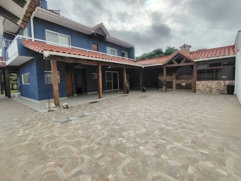 Casa en esquina en venta en la Zona Este con departamentos y galpón: foto 2 de 5