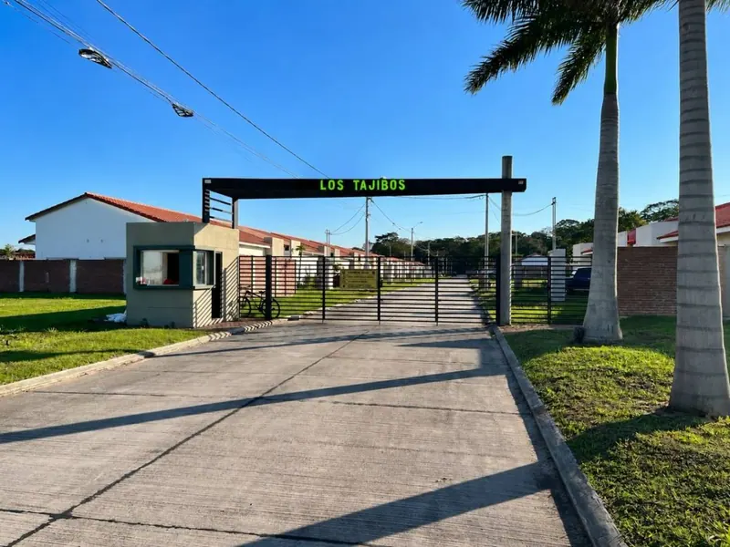 Casa de 3 dormitorios en venta en el condominio Los Tajibos, Warnes
