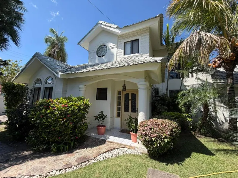 Casa de 3 dormitorios con piscina en venta en el barrio Las Palmas: foto 2 de 13