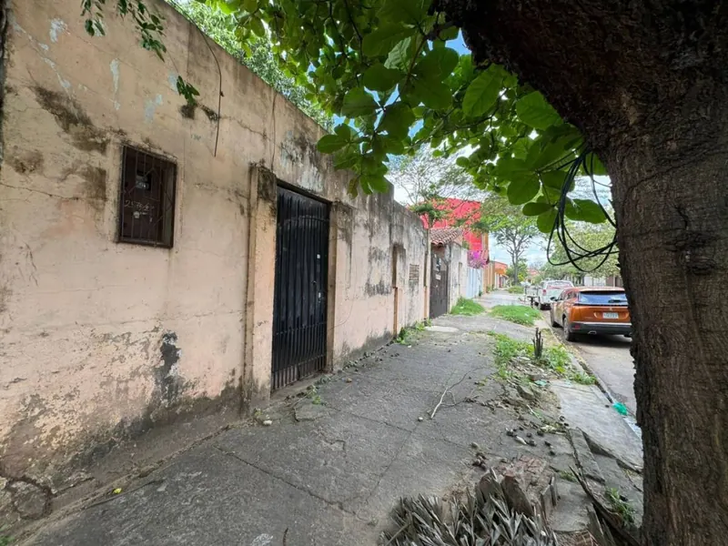 House for sale 1½ blocks from the 2nd ring, 442.72 m² lot: foto 1 de 12