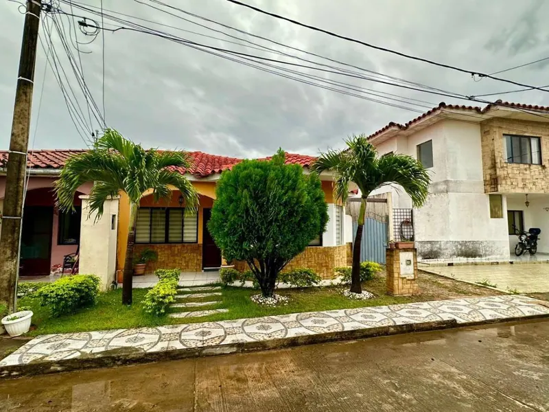 3-bedroom house for sale in the Virgen de Guadalupe gated community: foto 2 de 8