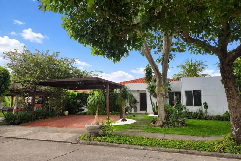 3-bedroom house for sale in Santa Cruz de la Colina, Urubó: foto 1 de 16