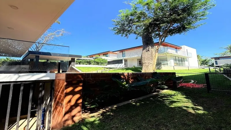 Two brand-new houses for sale in Urubó Golf, 1,172 m² lot: foto 12 de 23