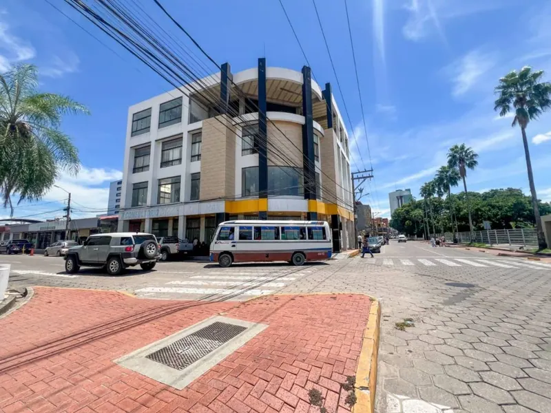 Edificio comercial de 2.005 m² en venta en el Centro: foto 1 de 25